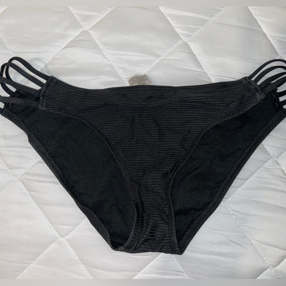 Cute Bikini Top & Bottom 👙 - Picture 4 of 5